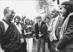 Muni Brahmananda (2. v. l.) 1986 bei einem philosophischen Kongress am Eibsee mit dem Dalai Lama, Carl-Friedrich von Weizsäcker, Tai Chi Chuan, Lime Deer und einer Dolmetscherin